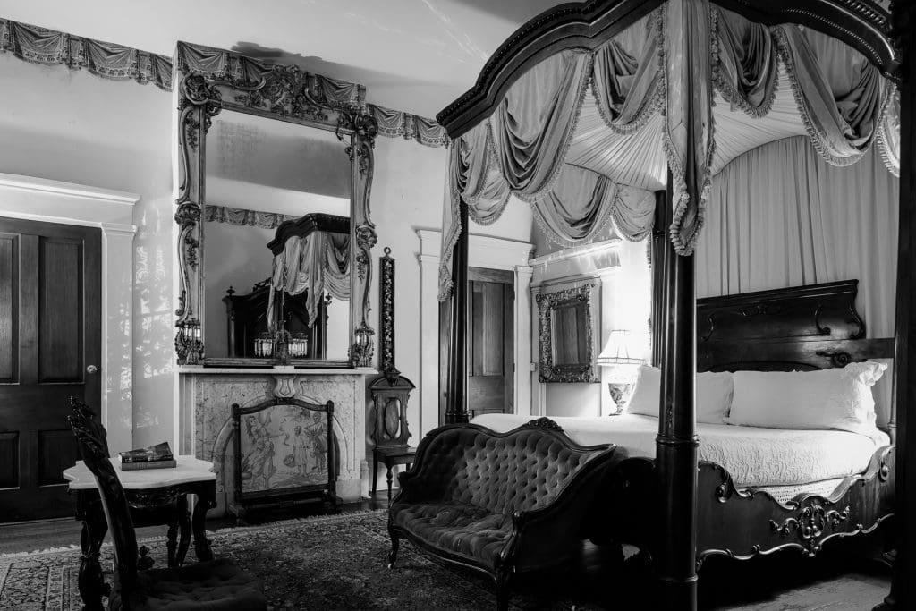 Cedar Grove Inn Mansion Grant Room in Vicksburg, Mississippi - Haunted Ghosts of Civil War