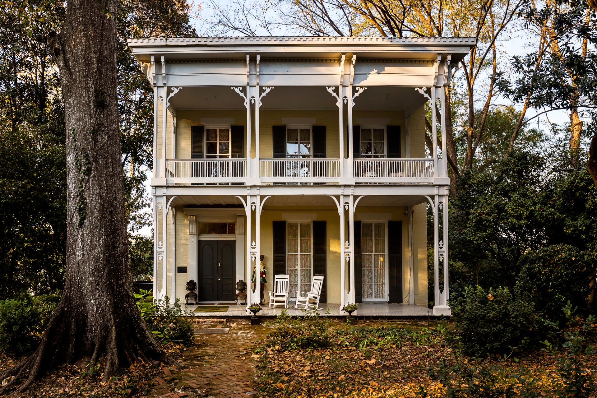 The Haunted McRaven House (Bobb House), Vicksburg, MS - Front Architecture