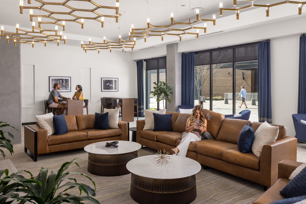 Interiors from Park Commons. Architect: @smithgeestudio Talent: @leann.fosterr @massengale.logan #commercialphotographer #architecturalphotographer #architecturalphotography
